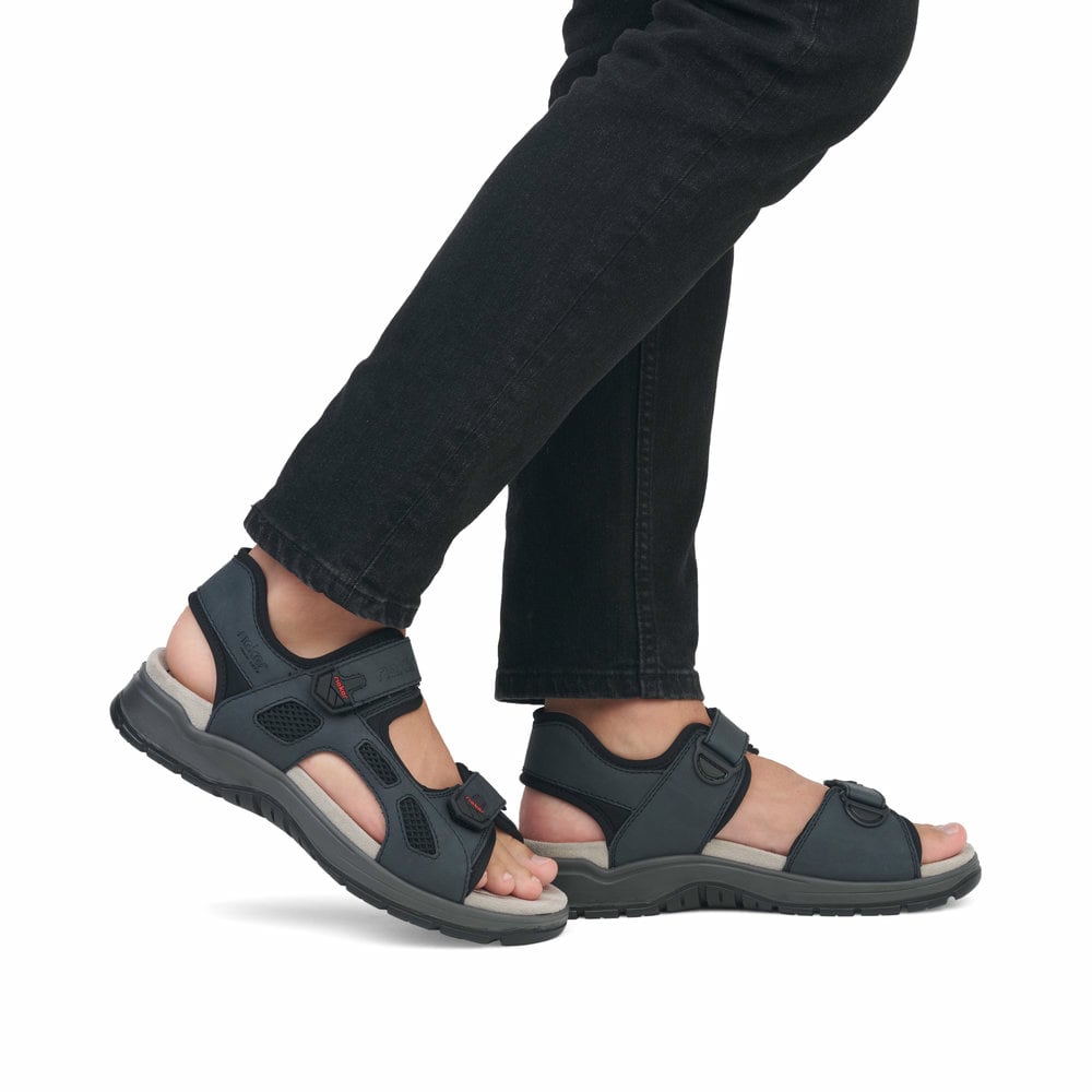Blaue Rieker Herren Trekkingsandalen 26955-14 mit einem Klettverschluss. Schuh am Fuß.