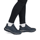Vegane, dunkelblaue Rieker Damen Slipper M5080-14 mit einem Gummizug. Schuh am Fuß.