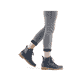 
Marineblaue Rieker Damen Schnürstiefel 73500-14 mit einer robusten Profilsohle. Schuh am Fuß