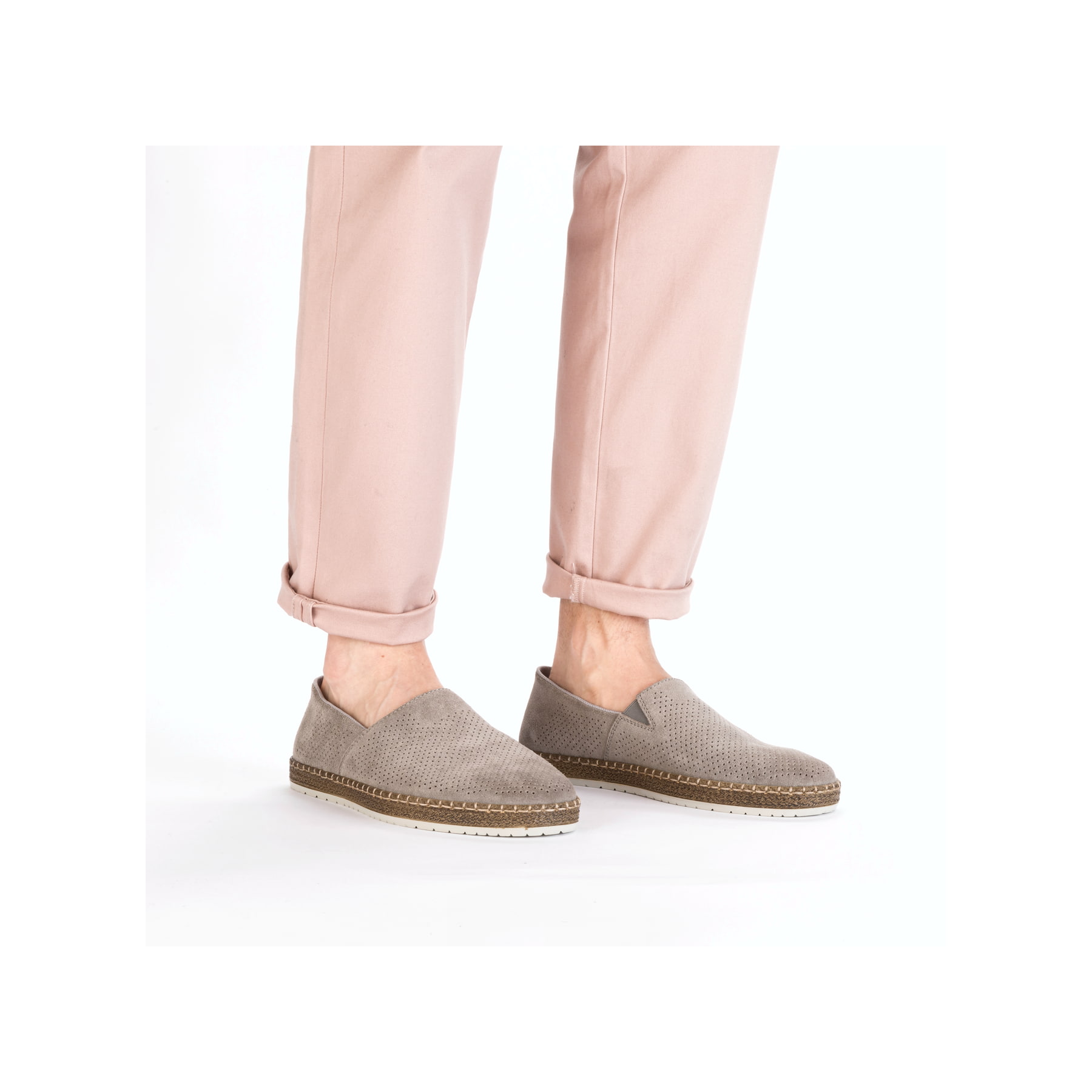 Graue Rieker Herren Slipper B5285-42 mit einem Gummizug sowie Komfortweite G 1/2. Schuh am Fuß.