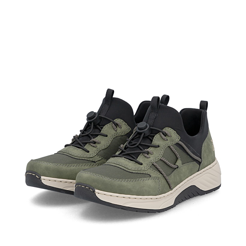 Khaki-schwarze Rieker Damen Slipper 53153-54 mit Gummizug sowie der Extraweite H. Schuhpaar seitlich schräg.