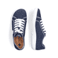 Blaue vegane Rieker Damen Schnürschuhe 52823-14 mit Logo an der Seite. Schuh von oben, liegend.