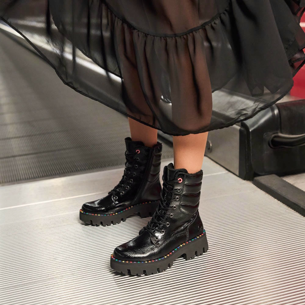 Schwarze Rieker Damen Schnürstiefel Y3330-00 getragen