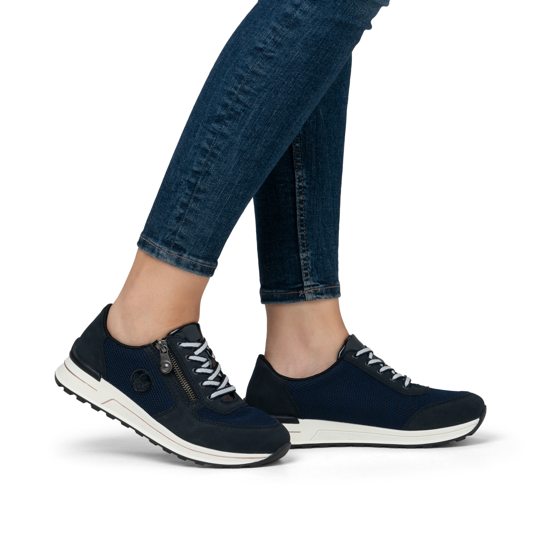 Blaue Rieker Damen Sneaker Low N1411-14 mit einem Reißverschluss. Schuh am Fuß.