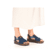 Blaue vegane Rieker Keilsandaletten 62982-12 mit moderner Spannnaht. Schuh am Fuß.