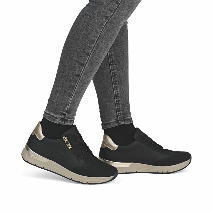 Schwarze Rieker Damen Sneaker Low 58923-00 mit einem Reißverschluss. Schuh am Fuß.