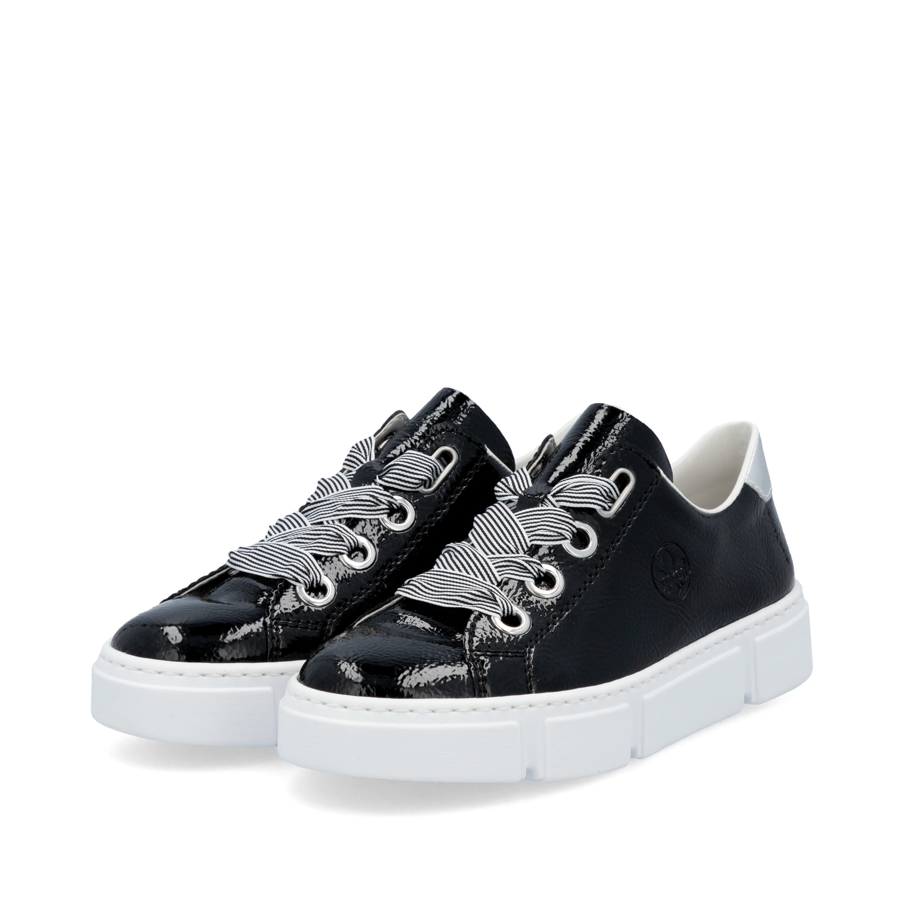 Baskets basses Rieker noires pour femme N59A2-00 avec lacets. Chaussures inclinées sur le côté.