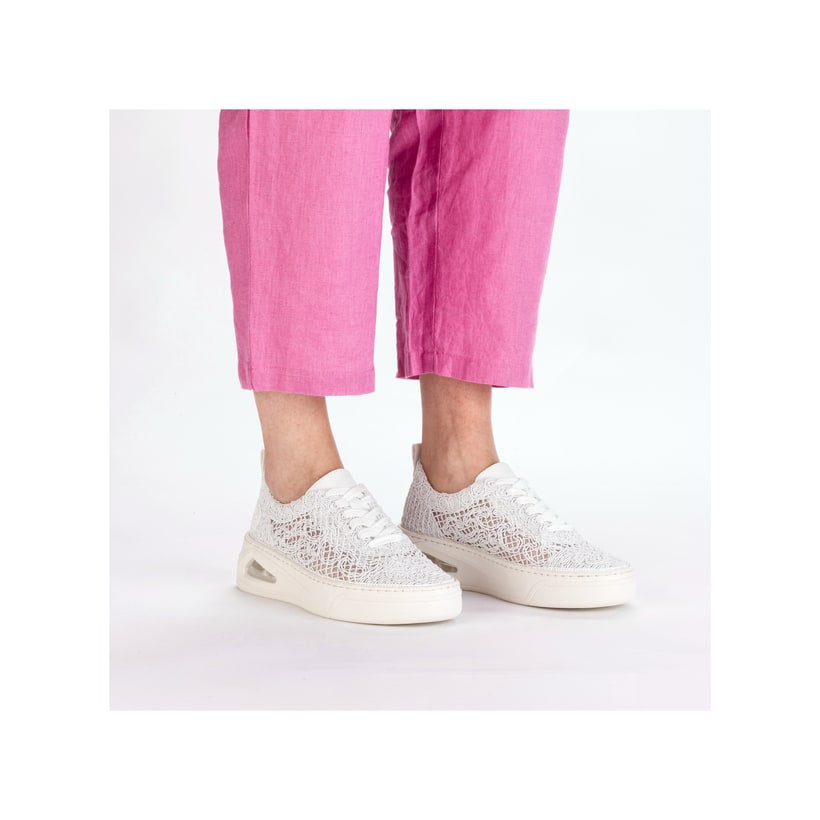 Weiße Rieker Damen Sneaker Low N6409-80 mit Rieker Air Sohlenfenster. Schuh am Fuß.