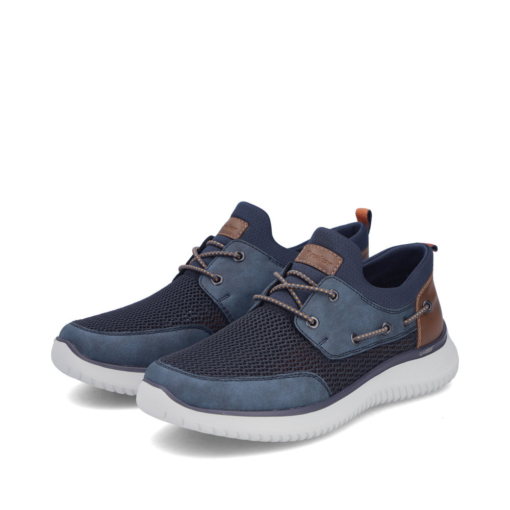 Blaue Rieker Herren Slipper B9643-14 mit einem Gummizug sowie der Komfortweite G. Schuhpaar seitlich schräg.