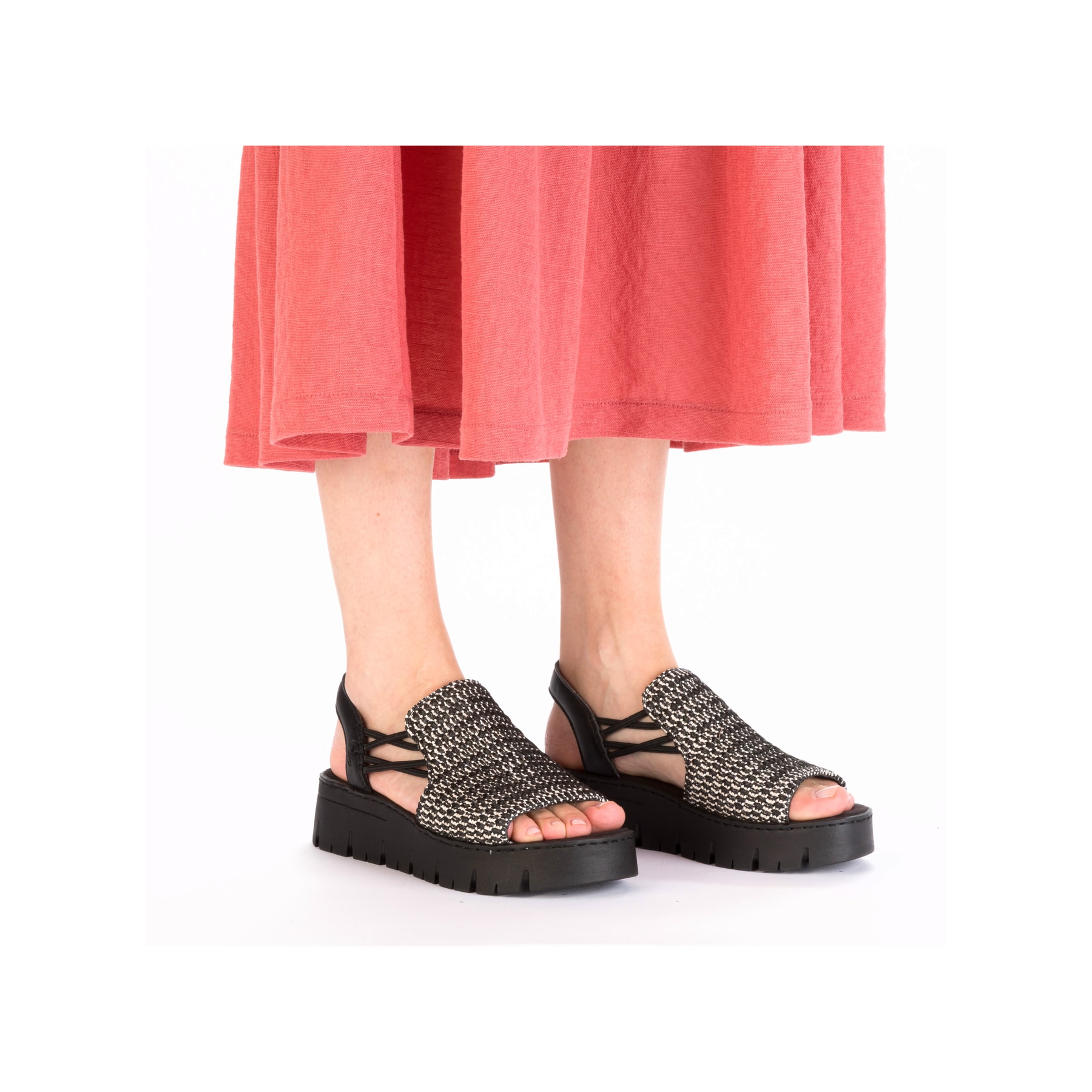Sandales compensées Rieker noires femme V1051-00 avec bande élastique. Chaussure au pied.