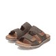 Braune Rieker Herren Pantoletten 24394-25 mit modernen Ziernähten. Schuhpaar seitlich schräg.
