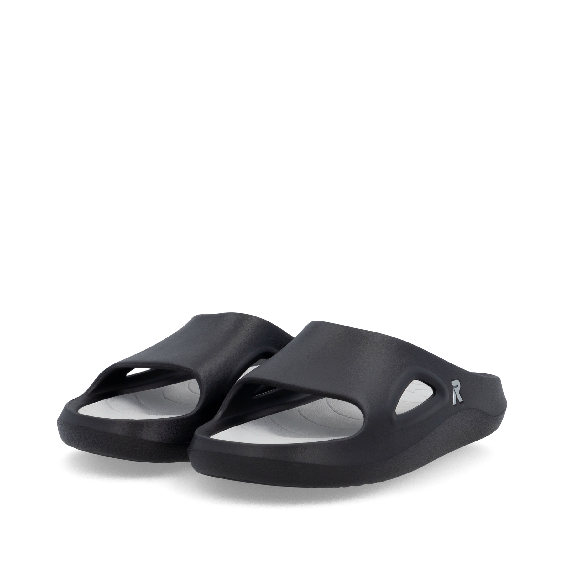 Schwarze Rieker Herren Pantoletten U3450-00 mit einer ultraleichten Sohle. Schuhpaar seitlich schräg.