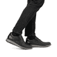 Schwarze Rieker Herren Slipper 14701-00 mit Schnürung sowie Komfortweite G 1/2. Schuh am Fuß.