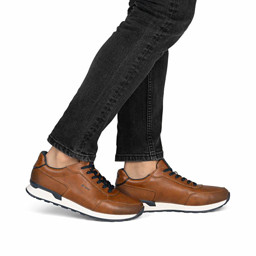 Braune Rieker Herren Schnürschuhe U0314-24 aus Glattleder mit Komfortweite G 1/2. Schuh am Fuß.