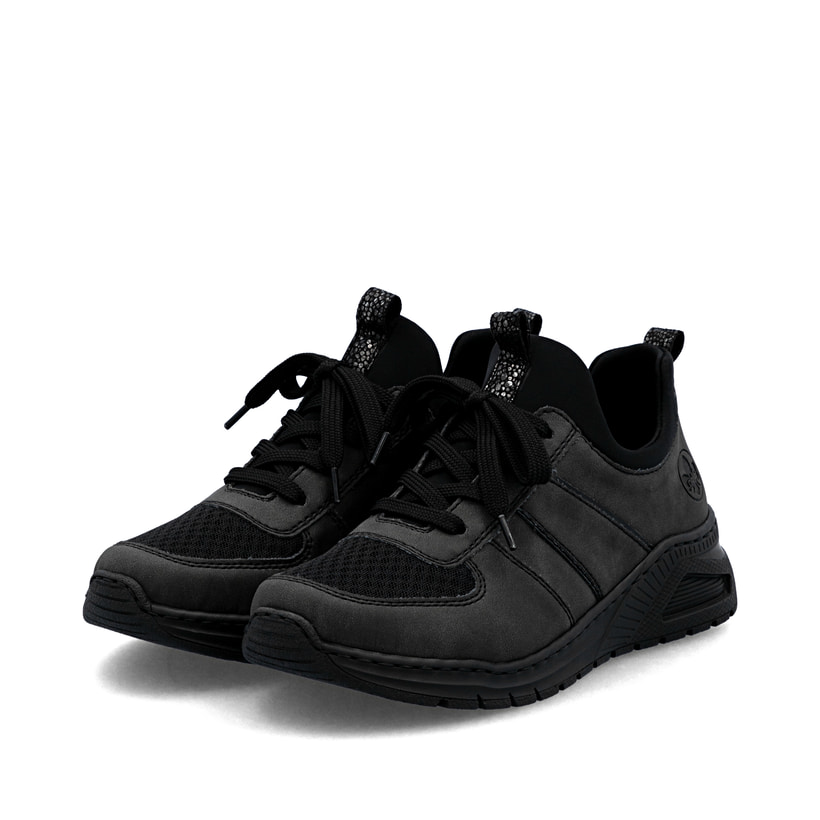 Dunkelgraue Rieker Damen Slipper M4970-45 mit einem Gummizug sowie Extraweite H. Schuhpaar seitlich schräg.