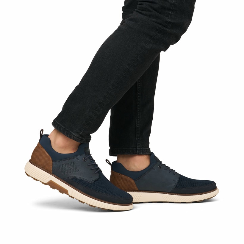 Blaue Rieker Herren Slipper B3354-14 mit einem Gummizug sowie der Extraweite H. Schuh am Fuß.