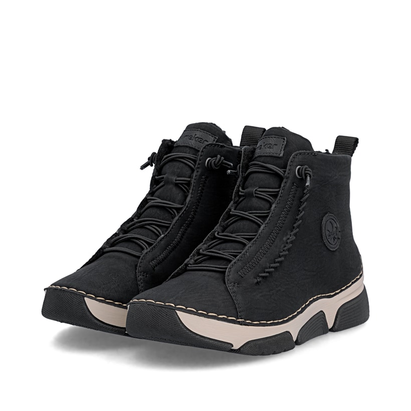 Schwarze Rieker Damen Schnürstiefel 45912-00 mit markanter Anflechter-Naht. Schuhpaar seitlich schräg.