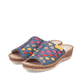 Meeresblaue Rieker Damen Pantoletten 61336-90 mit der Komfortweite G. Schuhpaar seitlich schräg.