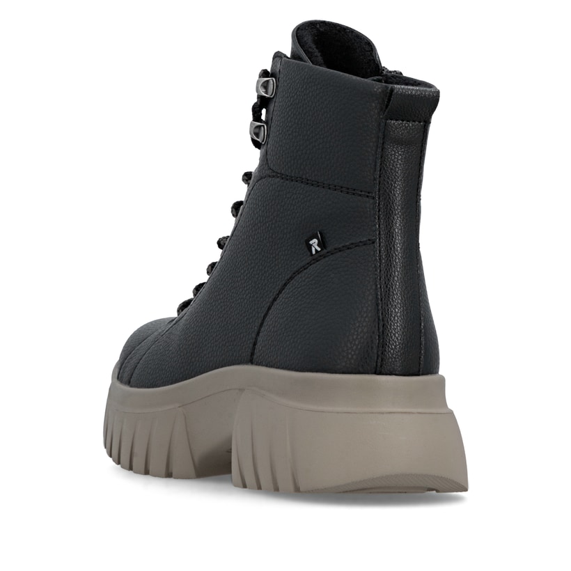 Schwarze Rieker Damen Biker Boots W1877-00 aus Glattleder. Schuh von hinten.