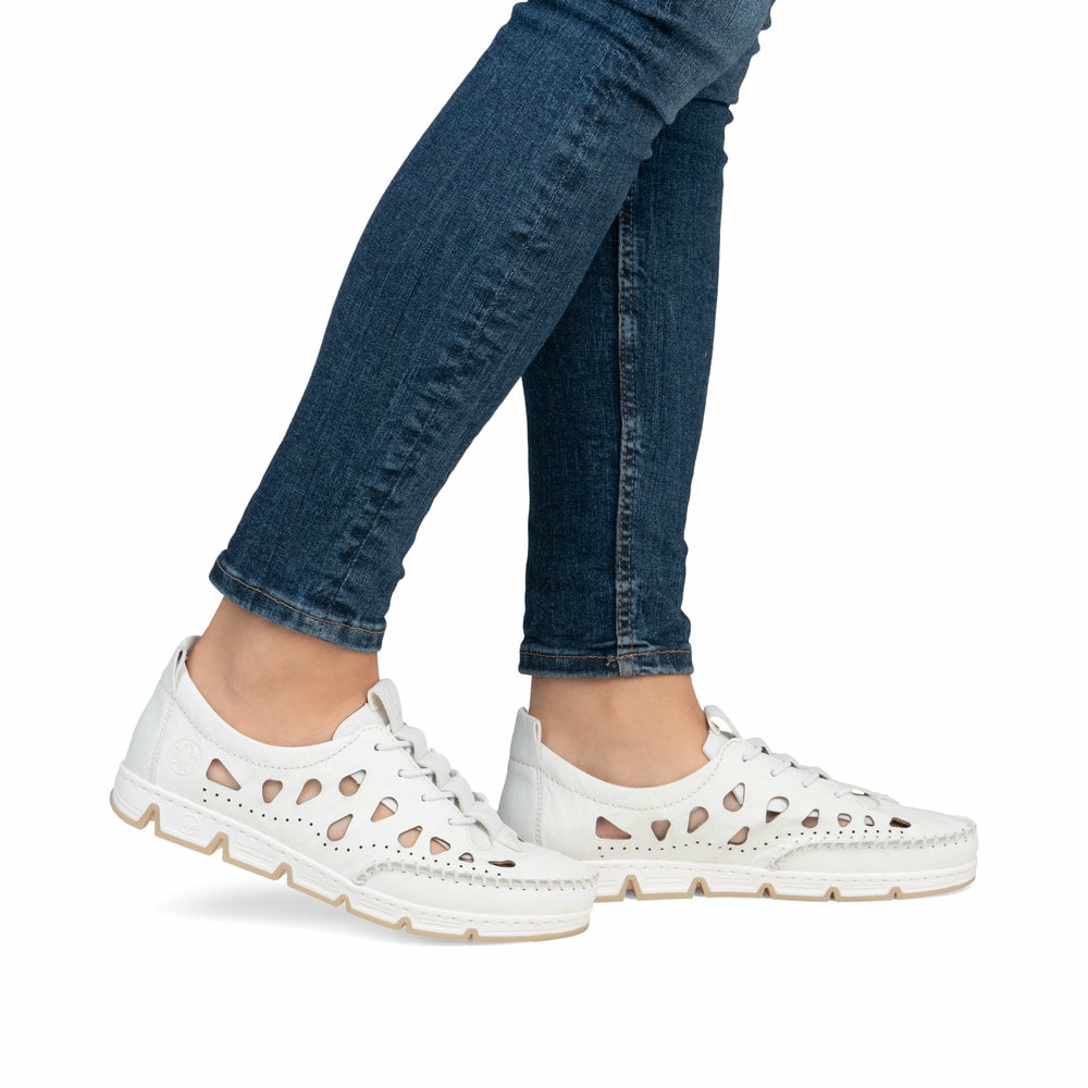 Weiße Rieker Damen Slipper 49956-80, Barfußschuhe mit einem Gummizug. Schuh am Fuß.