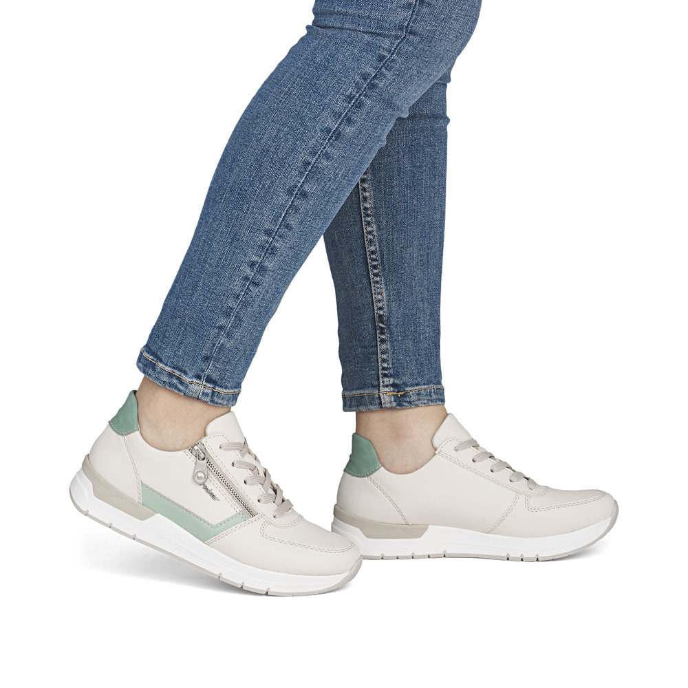 Baskets basses Rieker beiges pour femme 58902-60 avec fermeture éclair. Chaussure au pied.