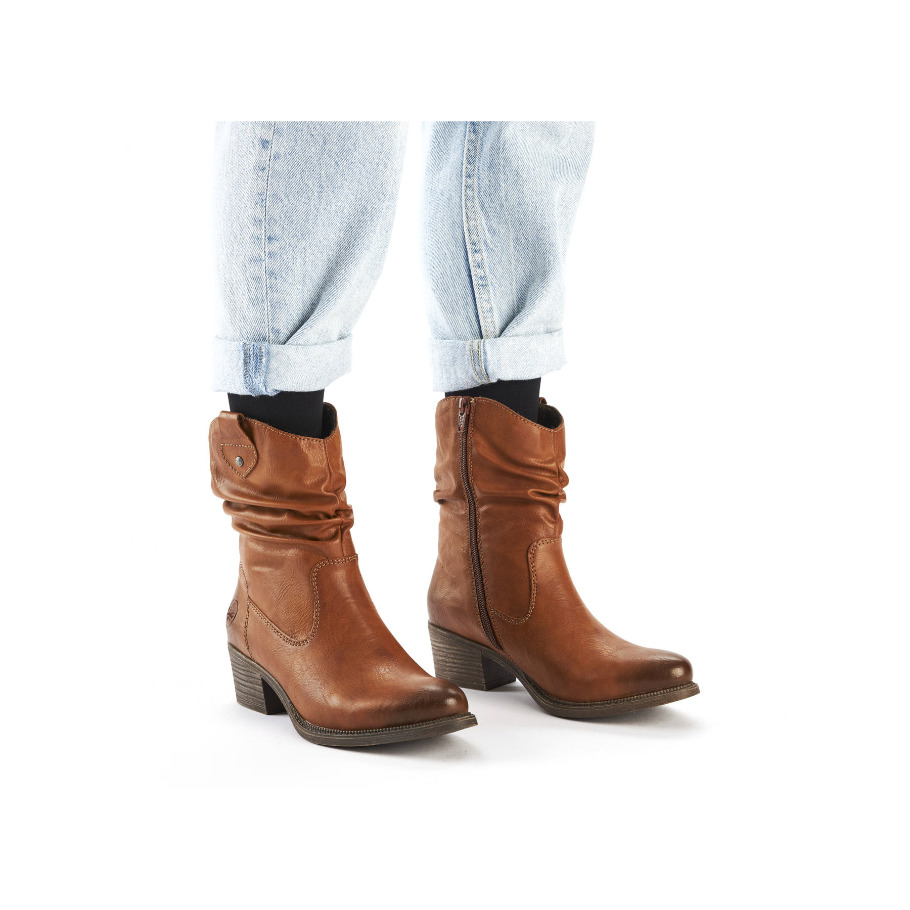 Bottines Rieker marron pour femme 73170-24 avec aspect plissé. Chaussure au pied.