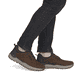 Mocassins Rieker marron homme 06050-22 en cuir suédé avec bande élastique. Chaussure au pied.