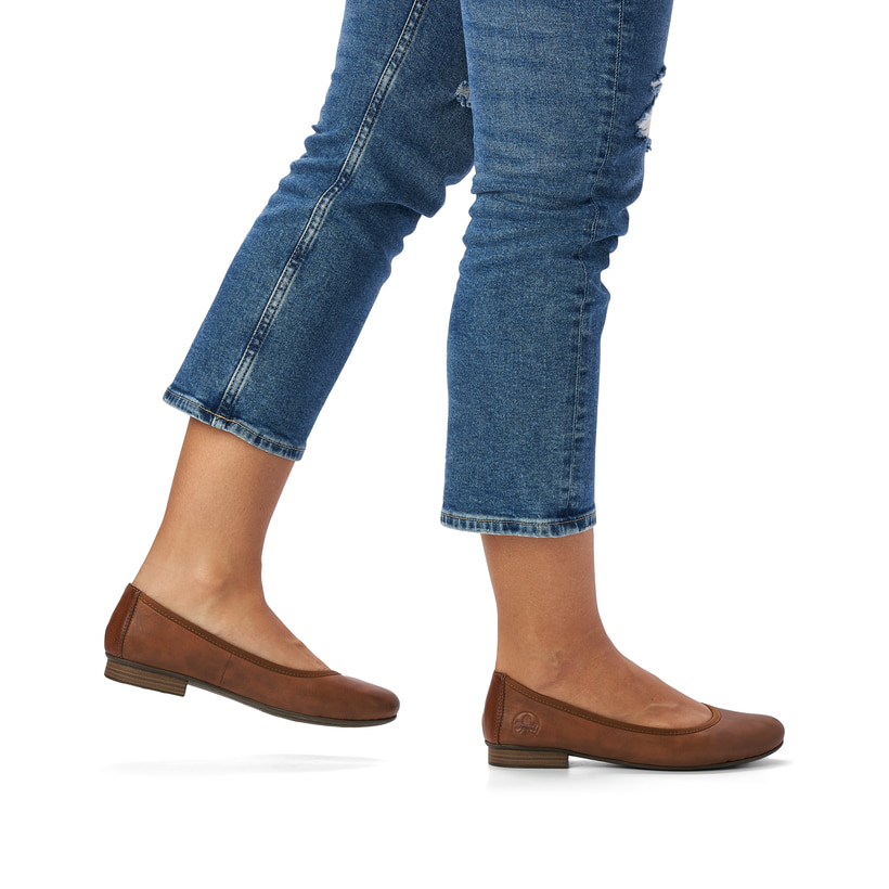 Braune Rieker Ballerinas 51994-24 mit einer extra weichen Decksohle. Schuh am Fuß.