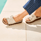 Beige Rieker Damen Pantoletten V8763-60 mit Klettverschluss sowie leichter Sohle. Schuh am Model.