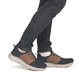 Dunkelblau-schwarze Rieker Herren Slipper B1850-14 mit lightsole+ sowie Gummizug. Schuh am Fuß.