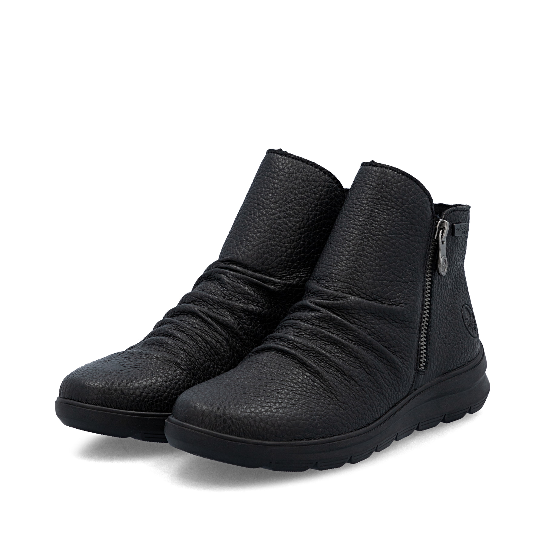 Schwarze Rieker Damen Kurzstiefel Z0056-00 aus Glattleder. Schuhpaar seitlich schräg.
