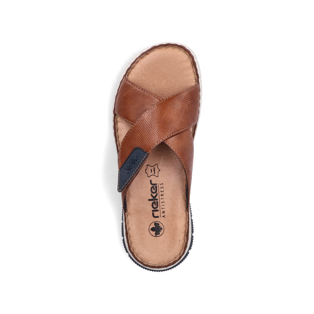 Braune Rieker Herren Pantoletten 25283-22 mit einem Klettverschluss. Schuh von oben.