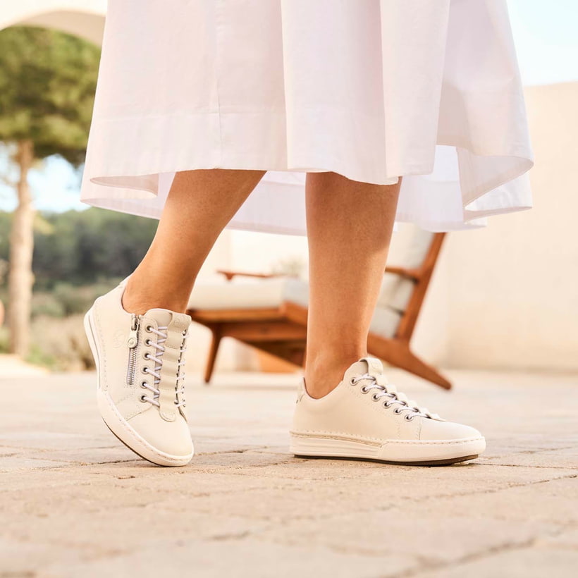 Weiße Rieker Damen Slipper L7250-80 mit einem Reißverschluss. Schuh am Model.