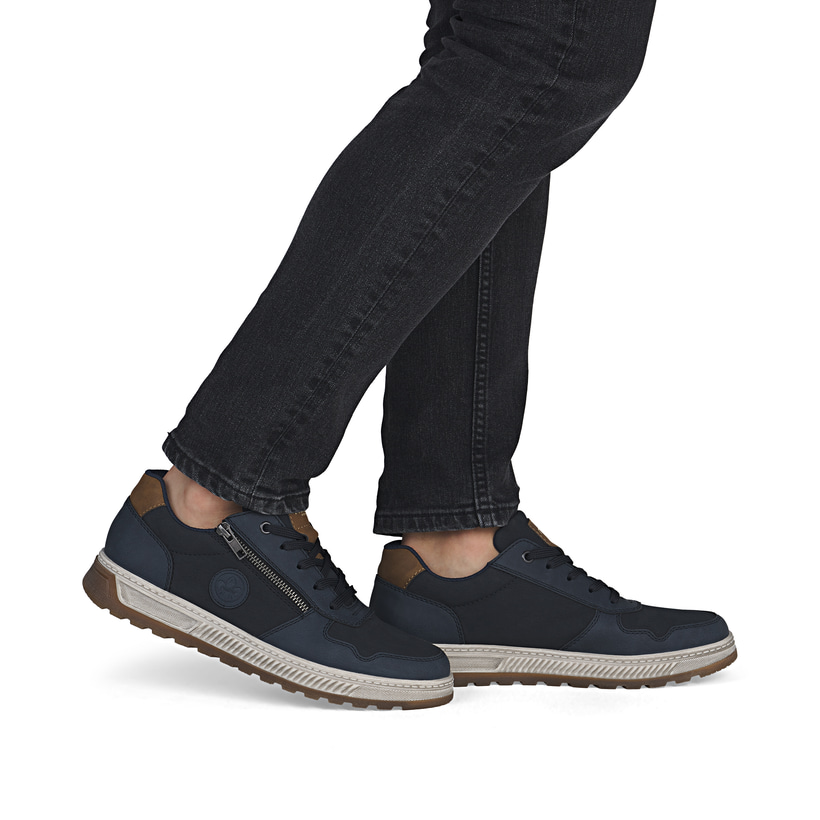 Baskets basses Rieker bleues pour homme 37029-14 avec détails marrons. Chaussure au pied.
