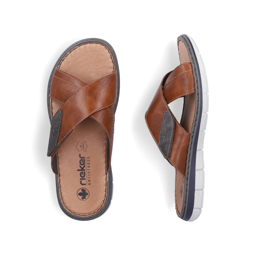 Braune Rieker Herren Pantoletten 25151-24 aus Glattleder mit Klettverschluss. Schuh von oben, liegend.