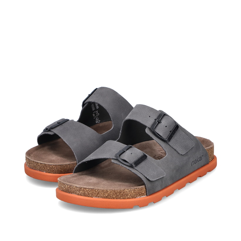 Graue Rieker Herren Pantoletten 21190-40 mit einem Schnallen sowie Extraweite H. Schuhpaar seitlich schräg.