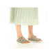 Grüne Rieker Damen Pantoletten 69850-52 mit Schnallen sowie einer leichten Sohle. Schuh am Fuß.