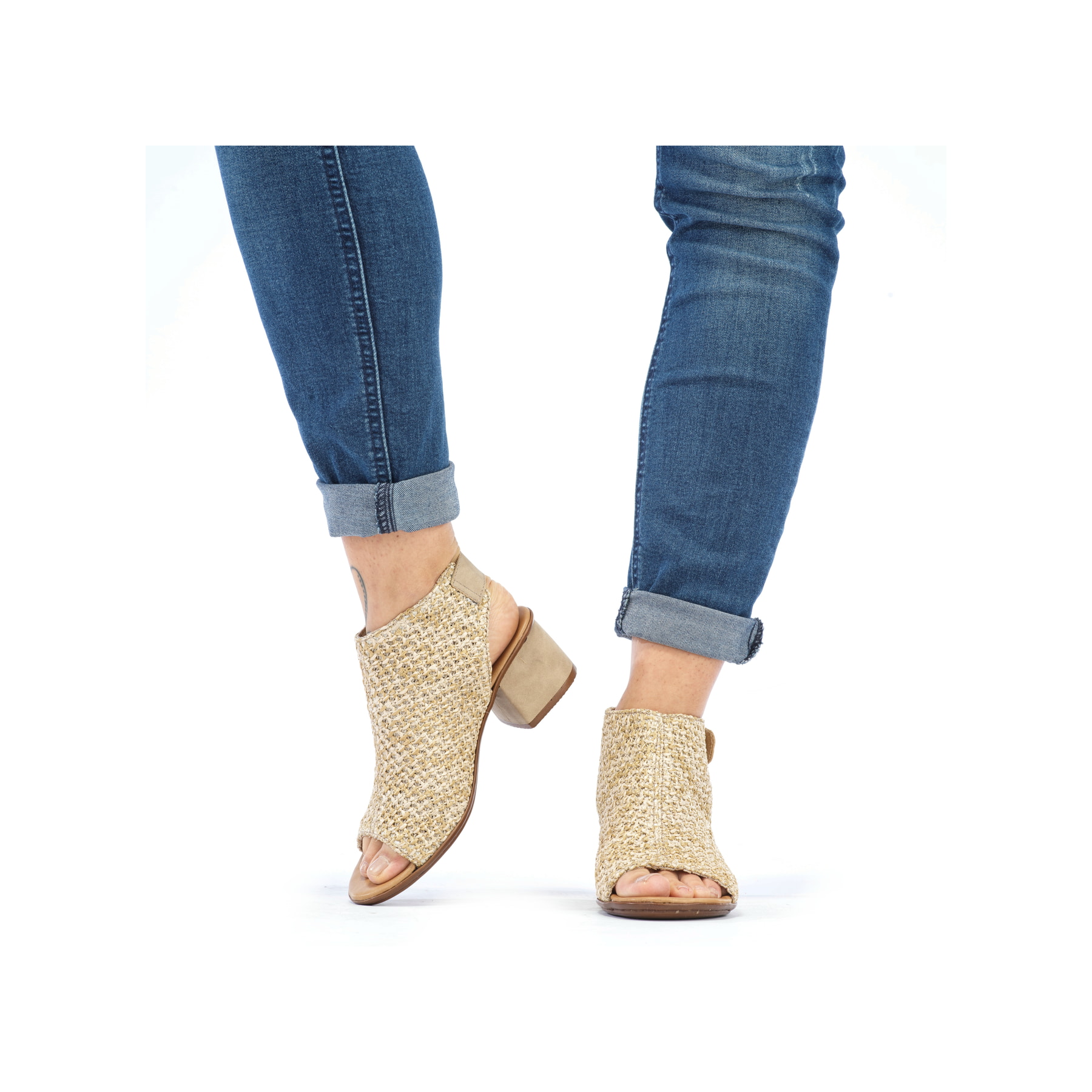 Beige Rieker Riemchensandaletten 64670-60 mit einem Klettverschluss. Schuh am Fuß.