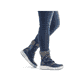 
Königsblaue Rieker Damen Kurzstiefel Z6693-14 mit einer robusten Profilsohle. Schuh am Fuß