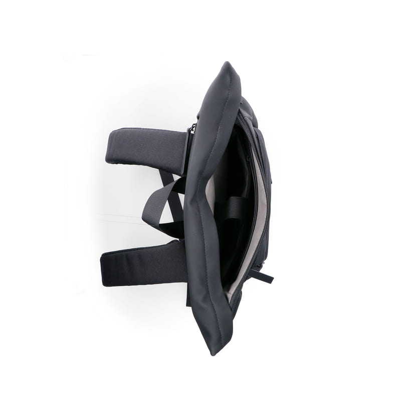 Sac à dos Rieker H5101-02 noir avec fermeture éclair, compartiment rembourré pour ordinateur portable et bretelles ajustable. Ouvert.