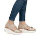 Beige Rieker Keilsandaletten 69158-60 mit Deko-Kette sowie einem Gummizug. Schuh am Fuß.