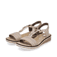 Beige Rieker Keilsandaletten V3662-62 mit Gummizug sowie einer leichten Sohle. Schuhpaar seitlich schräg.