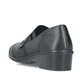 Schwarze Rieker Damen Slipper 48260-01 mit modernen Ziernähten sowie Gummizug. Schuh von hinten.