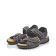 Schwarze Rieker Herren Trekkingsandalen 25051-01 mit einem Klettverschluss. Schuhpaar seitlich schräg.