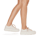 Weiße Rieker Damen Sneaker Low M1926-80 mit einer Schnürung. Schuh am Fuß.