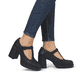 Schwarze Rieker Pumps Y4160-00 mit einer Schnalle sowie der Komfortweite G. Schuh am Fuß.