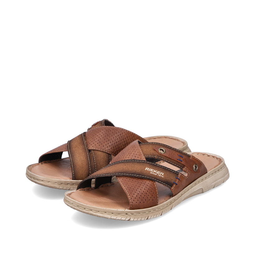 Braune Rieker Herren Pantoletten 21384-25 mit glänzenden Zierösen. Schuhpaar seitlich schräg.