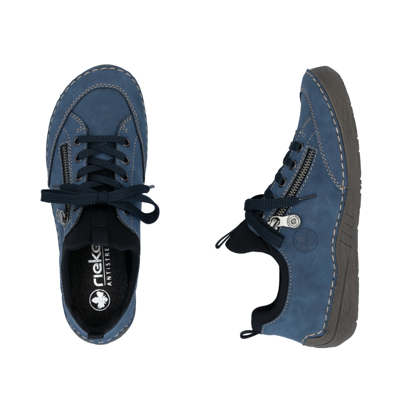 Blaue Rieker Damen Slipper 52573-14 mit Gummizug sowie extra weicher Decksohle. Schuh von oben, liegend.