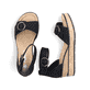 Schwarze Rieker Keilsandaletten 63780-00 mit trendigen Schnalle. Schuh von oben, liegend.