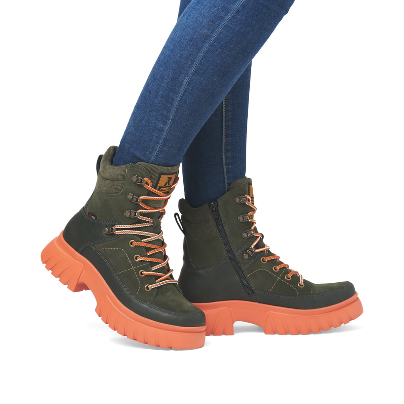 Bottes à lacets Rieker vertes pour femme W1871-54 avec membrane RiekerTEX. Chaussure au pied.